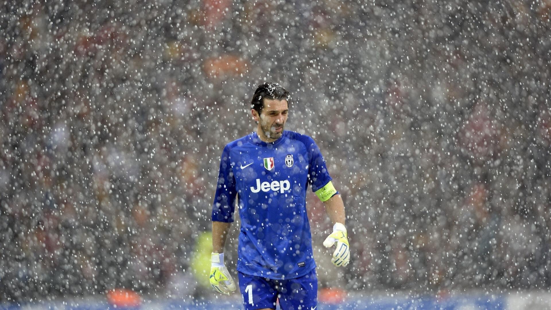 西甲联赛激战正酣，皇马巴萨上演巅峰对决