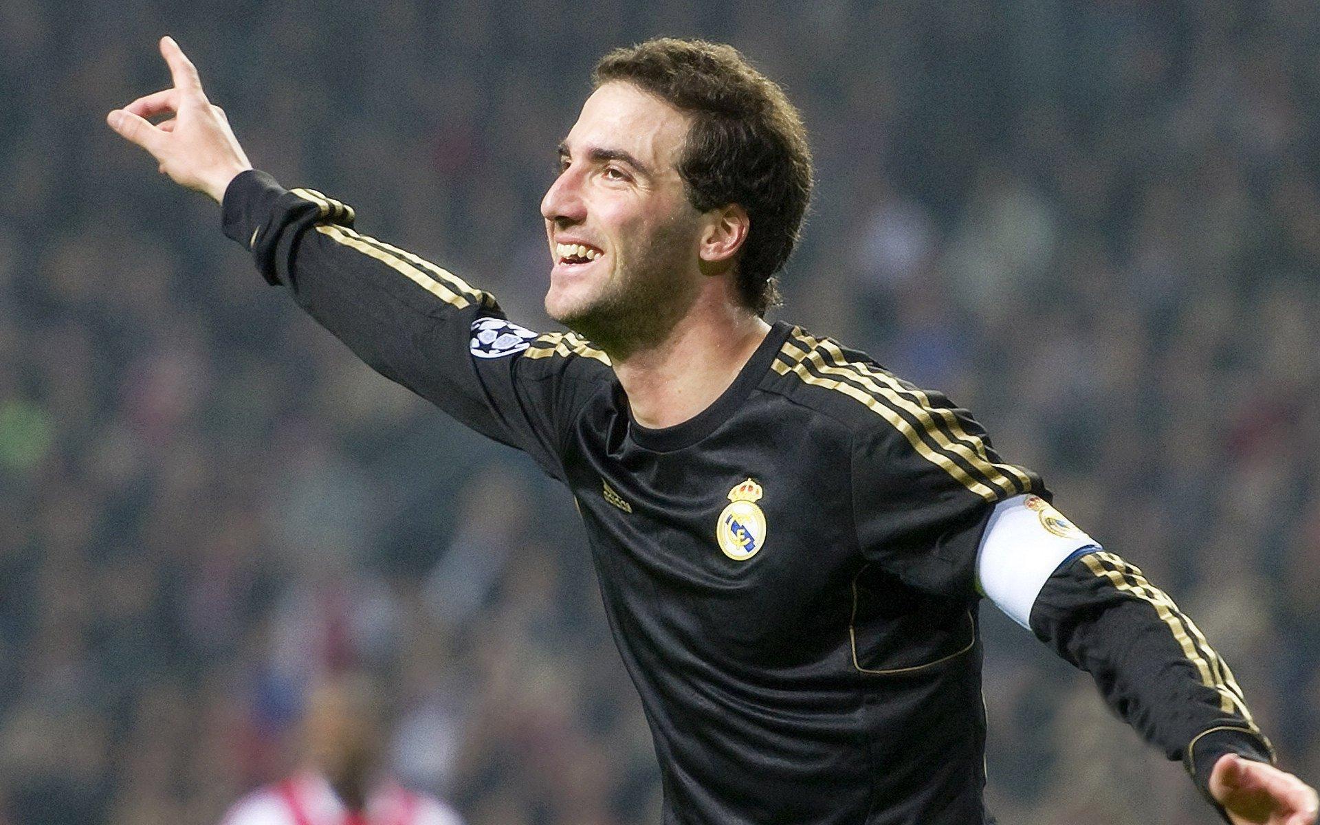 转会市场风云再起，豪门争抢新星，天价合约重塑足坛格局